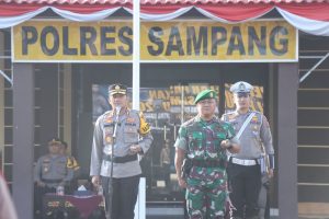 Kapolres Sampang AKBP Siswantoro S.IK, MH saat memimpin apel gelar pasukan Operasi Patuh Semeru 